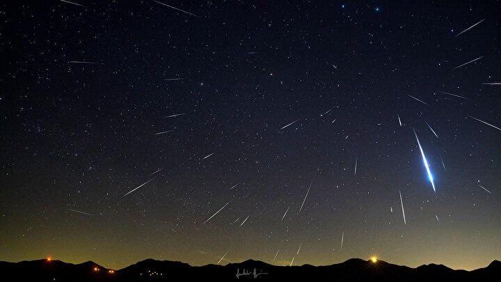 <p><strong>METEOR SAYISI SAATTE 100'Ü AŞABİLİYOR</strong></p>
<p>Geminid'in kaynağı olduğu düşünülen 3200 Phaethon isimli asteroit, güneş etrafındaki turunu 1,4 yılda tamamlıyor. 'Ölü' veya 'Kayaç Kuyruklu Yıldız' da deniliyor. Çünkü bu kayaç parçası kuyruklu yıldızlar gibi oldukça basık bir elips yörüngede hareket ediyor. 4-17 Aralık tarihleri arasında gözlenebilen ve 13-14 Aralık'ta en yüksek sayıya ulaşan Geminid, en fazla gök taşı gözlenebilen yağmurlardan biri ve saatte 100'ü aşan meteor gözlenebiliyor. Ancak ay, bu tarihte yüzde 70'in üzerinde hayli parlak olacağından gözlenecek sayı azalabilir. İkizler Takımyıldızı bölgesinden çıkıyor görünecek bu gök taşlarının dünyaya giriş hızları saniyede 35 kilometre olacak.</p>
