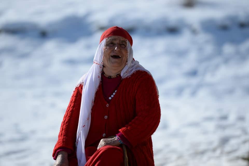 <p>Yaşamı kırmızıyla renklenen Caz, kazağından çorabına, eteğinden ayakkabısına kadar giysilerinde kırmızıdan vazgeçmiyor.</p>
<p> </p>