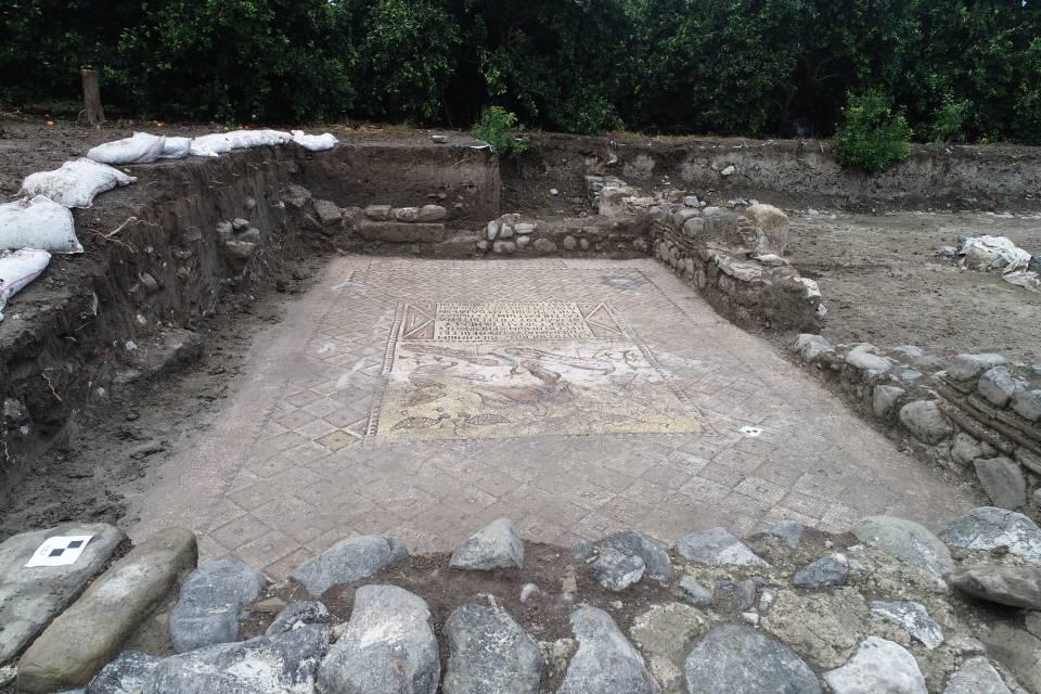 <p>Ersoy, bahçesine portakal fidanı dikmek isteyen kişinin fark etmesiyle bulunan alanda ulaşılan kilise ve mozaiklerin kentin 6. ve 12. yüzyıllarına açıklık getirmesi açısından önem taşıdığını dile getirdi.</p>

<p> </p>
