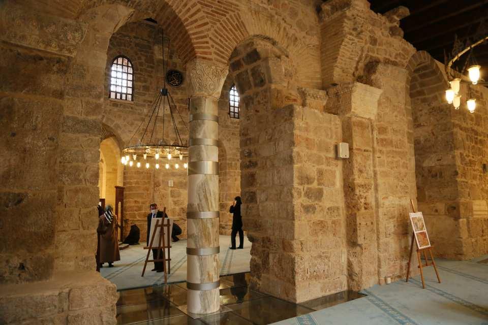 <p>Helenistik, Roma, Bizans, Selçuklu, Beylikler, Osmanlı ve Cumhuriyet dönemlerine ait tüm izlerin korunarak müze-cami konseptiyle restore edilen cami, 10 Ocak'ta kılınan ilk namazla birlikte 126 yıl aradan sonra yeniden ibadete açıldı.</p>

<p> </p>
