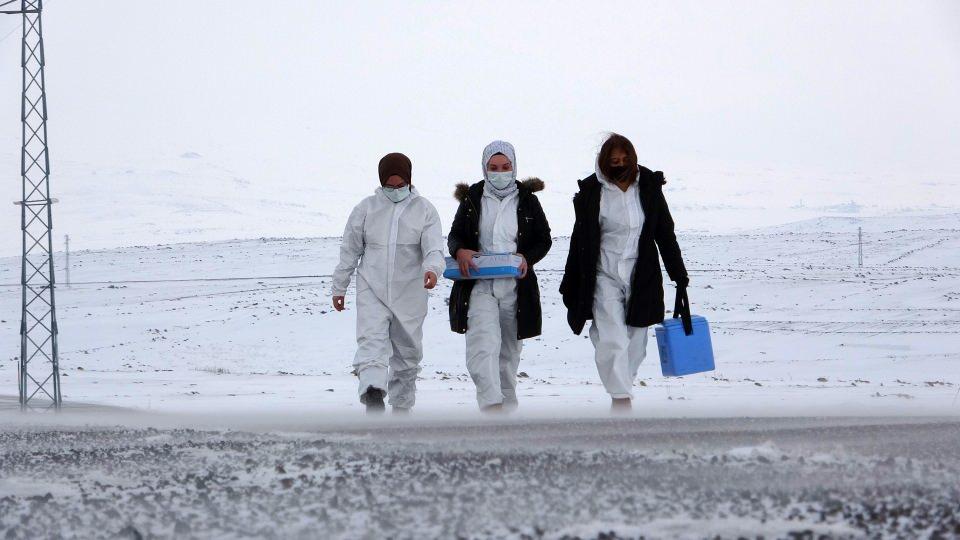<p>Dondurucu soğukların yanı sıra kar ve tipinin de etkili olduğu bölgede sağlık ekipleri köy köy gezerek aşı çalışmalarını başarılı bir şekilde yürütüyor.<br />
 </p>
