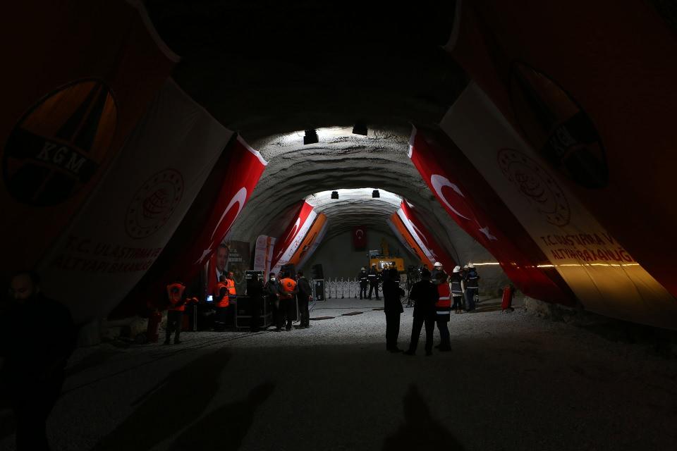 <p>Başta İran olmak üzere tüm Orta Doğu ve Avrasya ülkelerinin Karadeniz'e ulaşması açısından hayati değerde. Türkiye'nin doğu-batı yönlü ticaret hareketliliğinin yanı sıra kuzey-güney yönlü ticaret hareketliliğine de imkan kılarak, ihracatçılarımızın daha düşük maliyetlerde ürünlerini deniz ile dünyaya ulaştırmasına fırsat sunacaktır. Bu ve bunun gibi kilit öneme sahip projelerimiz, ülkemizi 2022 yılı için 250 milyar dolarlık ihracata ulaştıracak ve ticari dengeleri Türkiye lehine değiştirecek."</p>

<p> </p>
