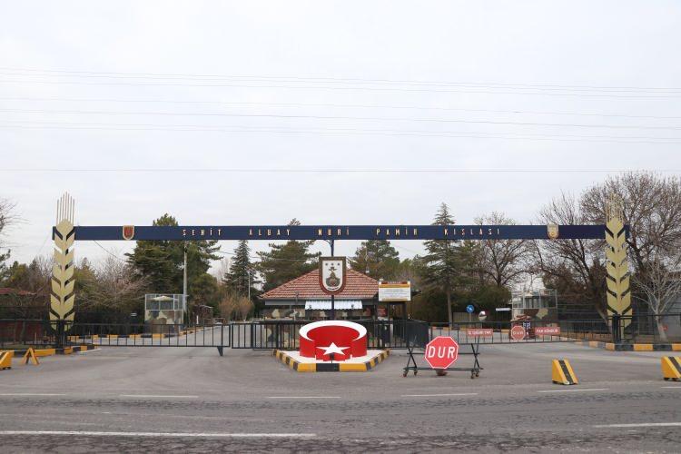 <p>Teknik Müdür Mühendis Üsteğmen İsmail Sünbül de konteynerlerin tamamının yerden 165 santimetre yükselebilen hidrolik ayaklara sahip olduğunu aktardı.</p>

<p> </p>
