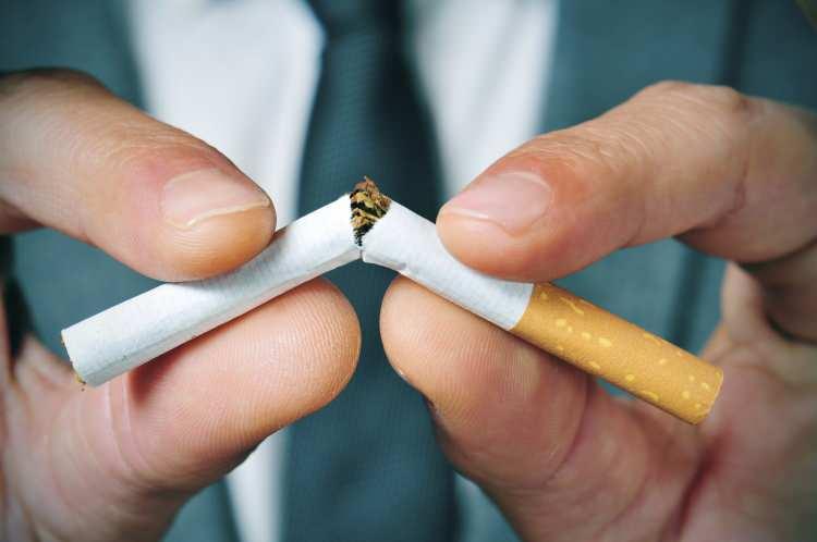 <p><strong>SİGARA İÇMEK</strong></p>

<p> </p>

<p>Kuşkusuz listenin en zararlısı sigaradır. Malesef ki sigara tüketicileri yemek yedikten hemen sonra sigaraya yöneliyor. Ancak burada bilmedikleri nokta yemeğin hemen ardından içilen 1 tane sigaranın 10 tane sigaraya eşdeğer olduğudur.</p>
