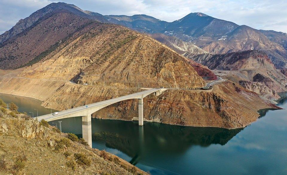 <p>Türkiye'nin en yüksek dengeli konsol köprüsünün yer aldığı Artvin-Ardahan karayolundaki Berta Dengeli Konsol Köprüsü ve Deriner Barajı, güzergahta seyredenlere en yüksek köprü üzerinde yolculuk imkanı sunuyor. </p>

<p> </p>

