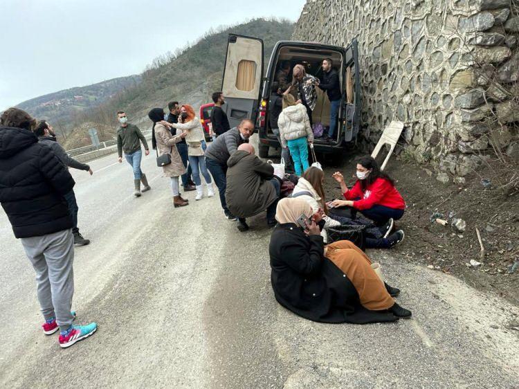 <p>Zonguldak-Ankara yolunda, sürücüsünün kalp krizi geçirmesi nedeniyle kontrolden çıkan minibüs, istinat duvarına çarptı. Kaza sonrası şoför ve yaralanan 11 yolcu, hastaneye kaldırıldı.</p>
