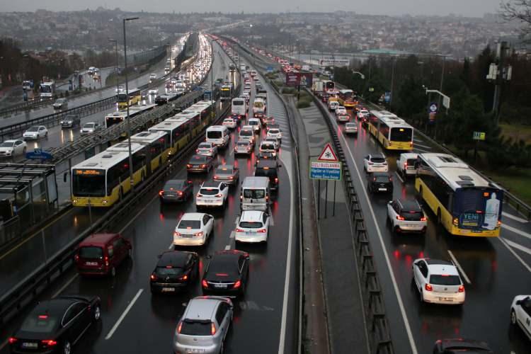 <p>İstanbul trafiğinde son günlerde hissedilen bir rahatlama var malum. Özellikle sabah ve akşam pik saatlerde her zaman alışık olduğumuz yüzde 70-80 yoğunluklar son bir haftadır görülmüyor. Trafikteki bu rahatlama, bazı tartışmaları da beraberinde getirdi. Bir yandan, benzine son günlerde gelen zamların ardından İstanbulluların özel araçlarını kullanmaktan vazgeçtiği yönünde yorumlar yapılırken diğer taraftan da artan Covid vakaları nedeniyle evden çalışmanın yeniden ağır basmasının trafikteki rahatlamaya sebep olduğu yorumları yapılıyor.</p>
