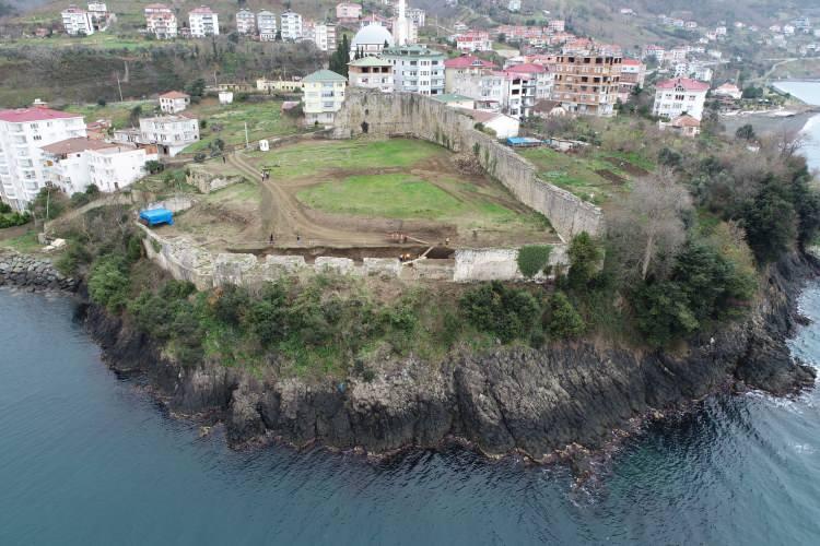 <p>Akçakale Kalesi </p>
<div> </div>
<div>Trabzon’un Akçaabat ilçesine bağlı Akçakale Mahallesi’nde 900 yılın üzerinde tarihi geçmişe sahip olan Akçakale Kalesi, Trabzon’un fethi sonrası 1468 yılında Osmanlı yönetimine geçti. Kale, Cumhuriyet döneminde hazine malı olarak devlete devredildi. 2005 yılında 475 bin TL bedelle kamulaştırılan Akçakale Kalesi’nde 2007 yılında kurtarma kazıları yapıldı.</div>
