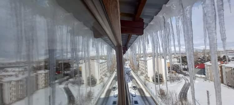 <p>Gece saatlerinde hava sıcaklığının sıfırın altında 10 dereceye kadar düştüğü Bitlis'in Tatvan ilçesinde son birkaç gündür adeta Sibirya soğukları yaşanıyor. Kar yağışı sonrası etkili olan soğuklar nedeniyle binaların saçaklarında ise boyu 2 metreyi bulun buz sarkıtları oluştu.</p>
