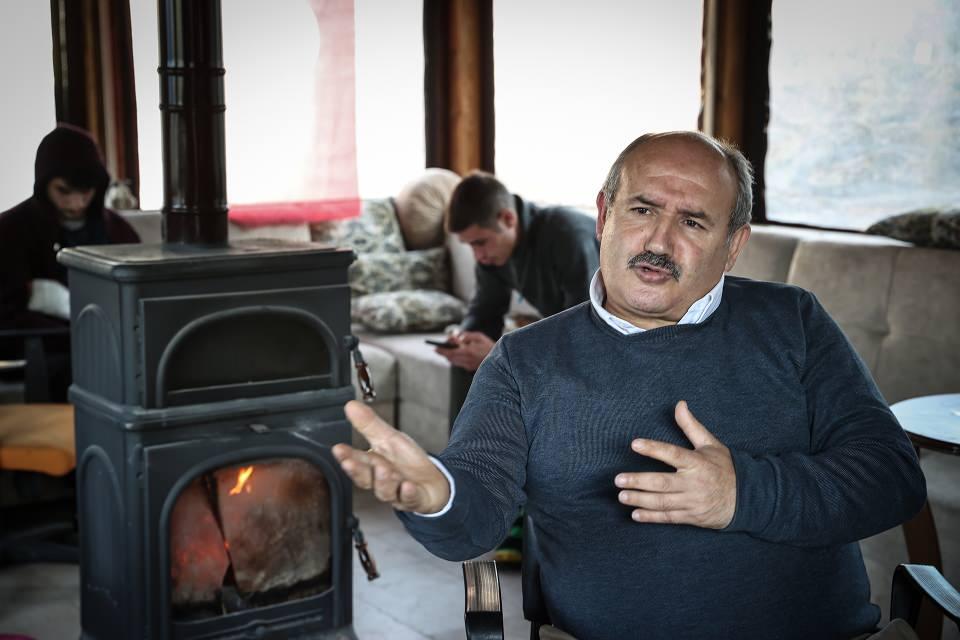 <p>Kefil olup iş imkanı sağlıyoruz. Bir ay misafir olarak kalıyorlar, ardından ev tutup gidiyorlar. Serayı da kafalarının dağılması için kurdum. Bir insana yemek verebilirsin, banyo yaptırabilsin ama sonra ne yapacak... Beyni odaklandığı yerden çıkarmak için, ona bir şeyler göstermen lazım. Caminin etrafına bu nedenle yine vatandaşların tavsiyesiyle sera kurdum."</p>
<p> </p>