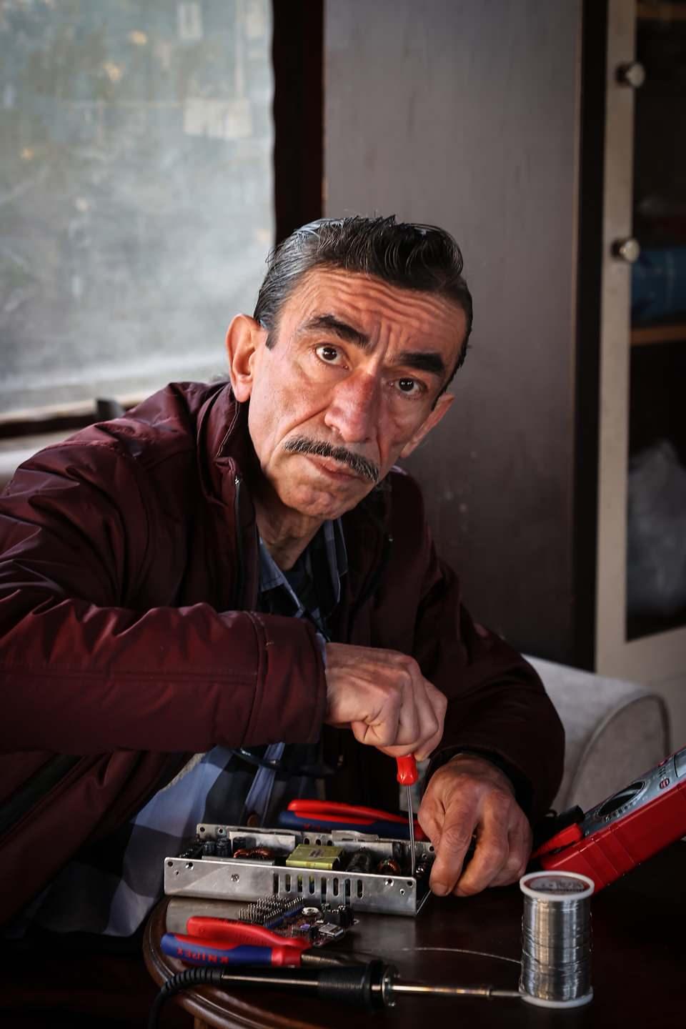 <p>Caminin arkasında yatan arkadaşlara 'gidin bu arkadaşı alın getirin' diyorum. O insanları buraya getirip rahatladıktan sonra derdini dinliyoruz. Bizim en büyük sorunumuz kimseyi dinlememek, hep kendimiz konuşuyoruz. Eğer karşımızdaki insanı dinlesek sorununun yüzde 50'sini çözmüş durumdayız."</p>
<p> </p>