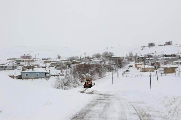 <p>Van’da etkili olan kar yağışı nedeniyle kapanan 930 yerleşim yerinin yolundan 673'ü açıldı.</p>
