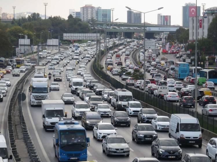 <p>Kara ulaşımına gelince... Aralık ayında İETT otobüsleri toplam 27 milyon 658 bin 938 yolcu taşıdı. Metrobüs ise 24 milyon 537 bin 607 yolcuya hizmet verdi. Özel Halk otobüsleri de aralık boyunca 37 milyon 183 bin 198 yolcu taşıdı. İstanbul Ulaşım A.Ş. ise aralıkta 17 milyon 445 bin 86 yolcu taşıdı. Aralık ayı boyunca metrobüs ve otobüsler toplam 106 milyon 825 bin 549 yolcu taşıdı.</p>
<p> </p>