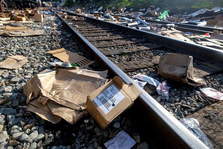 <p>Union Pacific yetkilileri konuyla ilgili olarak yaptığı açıklamada, "Union Pacific, California'daki artan kargo hırsızlıklarından çok endişe duyuyor ve bu suç faaliyetini engellemek için birkaç adım attık. Bu demiryolu suçluları, halk, çalışanlarımız ve yerel kolluk kuvvetleri için ciddi bir güvenlik tehdidi oluşturmaktadır." ifadelerine yer verdi.</p>