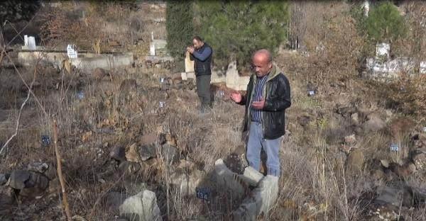 <p>Türkiye'nin kendi öz kaynakları ile tamamı Türk mühendisler tarafından inşa edilen baraj projesinde, yaklaşık 3 bin kişi vardiyalı olarak 24 saat süreyle çalıştı. Gövde yüksekliği 100 katlı bir gökdelene eş değer olacak Yusufeli Barajı'nda, Artvin'den Edirne'ye 13 metre platform genişliğinde beton yol veya 120 metrekarelik 60 bin konutun inşa edilebileceği 4 milyon metreküp beton kullanıldı.</p>
