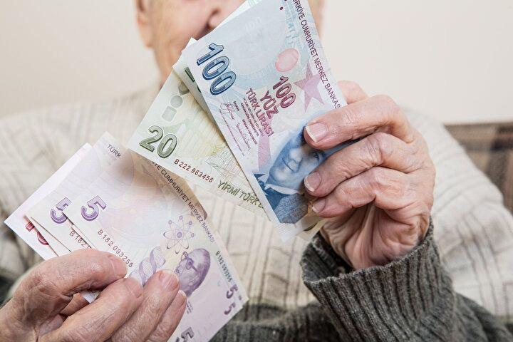 <p><strong>OCAK'TA DİLEKÇE VEREN DE YARARLANACAK</strong><br />
<br />
SSK emekli maaşları 17-26 Ocak, memur emekli maaşları 15 Ocak ve Bağ-Kur emekli maaşları ise 25-28 Ocak tarihlerinde hesaplara yatacak. Memur emeklileri yüzde 2.5'luk farkı ise yasal düzenleme gelecek hafta Meclis'ten geçeceği için gelecek ay alacak. Ocak ayının ilk haftası emeklilik dilekçesini veren de yapılan zamlardan yararlanacak.</p>