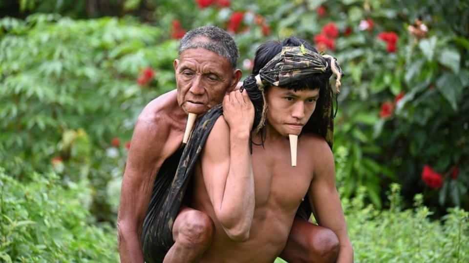 <p>Brezilya’da bir Amazon yerlisinin babasını Covid-19 aşısı yaptırmak için sırtında taşıdığı fotoğraf sosyal medyada gündem oldu. Bir doktor tarafından çekilen fotoğraf, dünyanın ücra köşelerinde aşıya erişimin zorluğunu da gözler önüne seriyor.</p>

<p>Brezilya’da bir doktor tarafından çekilen fotoğrafta, 24 yaşındaki Tawy'nin 67 yaşındaki Wahu'yu sırtında taşıdığı görülüyor.</p>

<p>Fotoğraf: Erik Jennings, Instagram</p>
