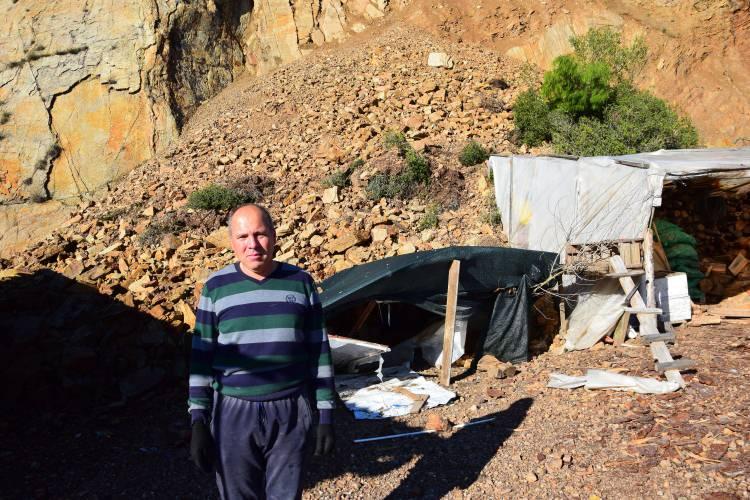 <p>“İmece usulü yapmaya arar verdik yollarımızı”</p>
<p>Mahalle sakini Yusuf Uysal, “Yağmur çok yağdığı için yollarımız bozuldu. Kumluca Belediyesine söyledik. Bir türlü gelmediler. Bir iki aydır söylüyoruz gelmiyorlar. </p>