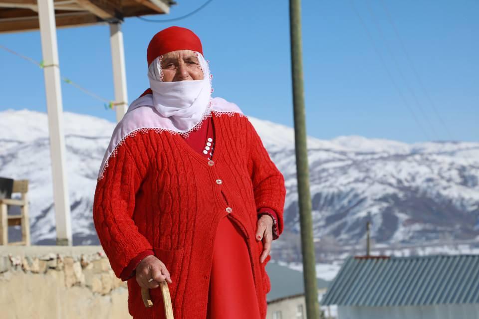 <p>Kırmızı giysilerin hayatının vazgeçilmezi olduğunu belirten Caz, "Rüyamda bir sakallı dede bana 'Kırmızı kıyafetleri ölene kadar giy.' dedi. Ben de onun dediğini yaptım ve giydim. Kendimi bildim bileli kırmızı. Dedem de bana kırmızı kıyafetler getirirdi. </p>
