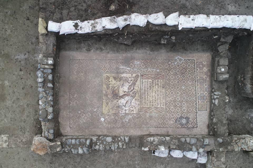 <p>Arpaçiftlik Mahallesi'nde Mehmet Keleş'in 2007'de bahçesine portakal fidanı dikmek isterken fark ettiği ve yapılan kazılarla Kutsal Havariler Kilisesi'nin yanı sıra mozaikler, hayvan figürleri, taş mezarlar ve kemik kalıntıları bulunan alanda çalışmalar devam ediyor.</p>

<p> </p>
