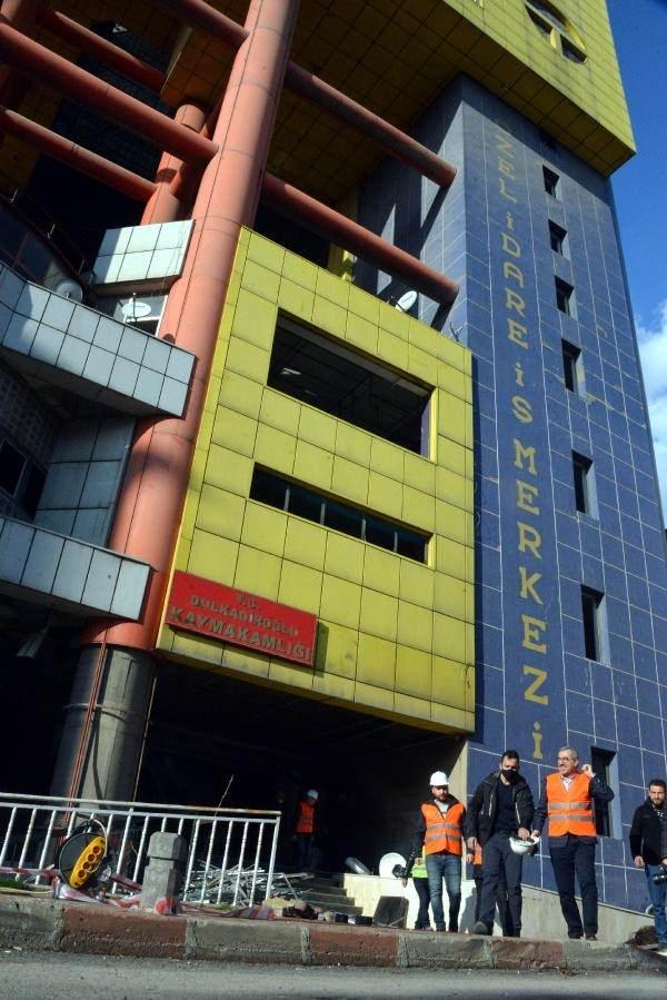 <div>Başkan Güngör, kent meydanı için çalışmaların devam ettiğini, trafik ve otopark sorununu çözmek için 1500 araçlık otoparkının da olacağı meydanı 2 yıl içerisinde tamamlamayı hedeflediklerini de sözlerine ekledi.</div>

<div> </div>
