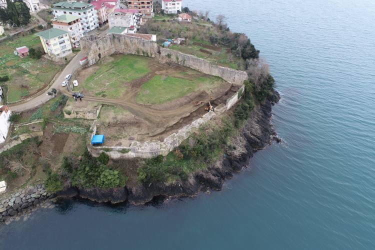 <p>Trabzon’un Akçaabat ilçesindeki tarihi bin 100’lü yıllara dayanan Akçakale Kalesi’nde yapılan kazı çalışmalarının ikinci bölümü başladı.</p>
