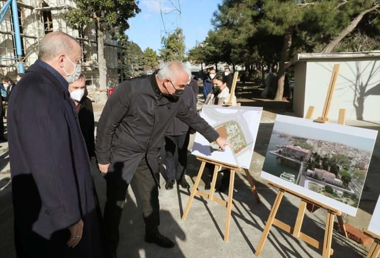 <p>Cumhurbaşkanı Recep Tayyip Erdoğan, restorasyon çalışmaları devam eden Divanhane binasında incelemelerde bulundu.</p>
