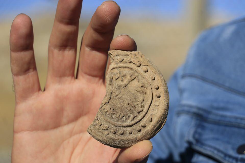 <p>Mardin'deki Dara Antik Kenti’nde üstünde Aziz Menas'ın figürü olan 1400 yıllık ampulla (Roma'da camdan veya pişmiş topraktan yapılan şişe) bulundu.</p>
