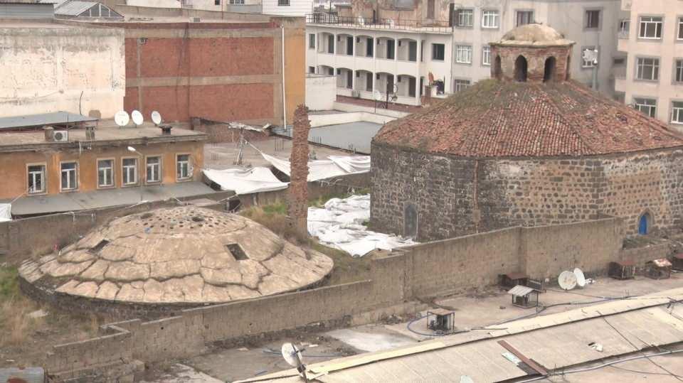 <p>27 yıl öncesine kadar kent halkının uğrak noktası olan, kültür mirası olan Deva Hamamı'nın restore edilmesi istiyoruz. </p>