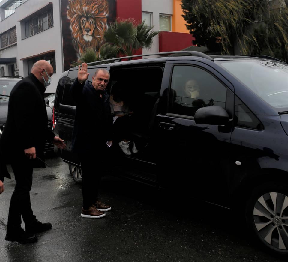 <p>Galatasaray ile dün yolları ayrılan teknik direktör Fatih Terim, ailesi ile geldiği Florya Metin Oktay Tesisleri'nde futbolcular ve kulüp personeli ile vedalaşarak tesislerden ayrıldı.</p>

<p> </p>
