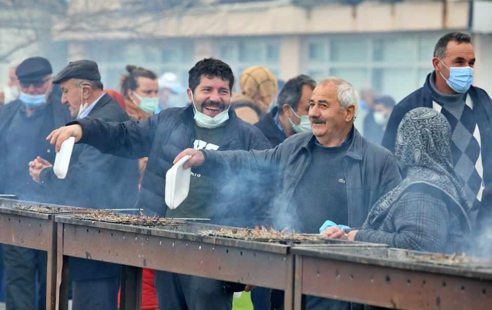 <p>Belediye Başkanı Hüseyin Kıyma, burada yaptığı açıklamada, Yakakent'in Samsun'un denize sıfır tek ilçesi olduğunu söyledi.</p>
<p> </p>