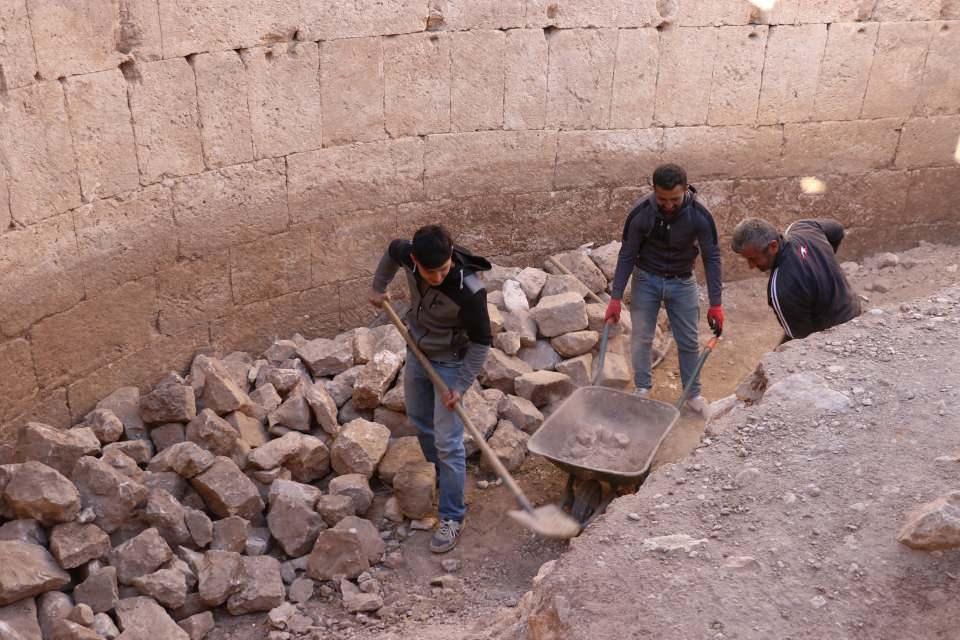 <p>Ancak aziz, Hristiyan olduktan sonra ve Diocletianus Hristiyanlara yapmış olduğu zulümden dolayı askerden ayrılmış ve inzivaya çekilmiştir. Tabii bunu haber alan imparator kendisini öldürmüş. Böylelikle müritleri tarafından daha sonraki dönemde naaşı alınarak İskenderiye’de Ebu Mena bölgesinde gömüldüğünü biliyoruz. Buraya giden hacılar Ebu Aziz Menas’ı ziyaret ederek hac vazifesini gördüğü anlamına geliyor ve geldikleri yerlerde de bu tip malzemeleri içerisinde kutsal su, yağ veya koku gibi kozmetik ürünleri getirirlerdi. Tabi Dara’da bunun çıkmasının çok önemli bir özelliği var. Çünkü bu buluntu daha önce burada çıkmamıştı. Dolayısıyla da Dara’da 6’ncı yüzyılda Hristiyan nüfusu yoğun olarak yaşamış. İskenderiye’deki Ebu Mena’ya hac vazifesini görmek için giden sivillerin olduğunu bu malzemeyle tespit etmiş olduk. Ampullayı yapmış olduğumuz bilimsel çalışmalar neticesinde bunun 1400 yıllık olduğunu belirledik. Birinci sınıf kalıptan çıkma bir malzeme ve üstünde hala bunu yapan ustanın parmak izleri duruyor. Paha biçilmez bir eser.”</p>
