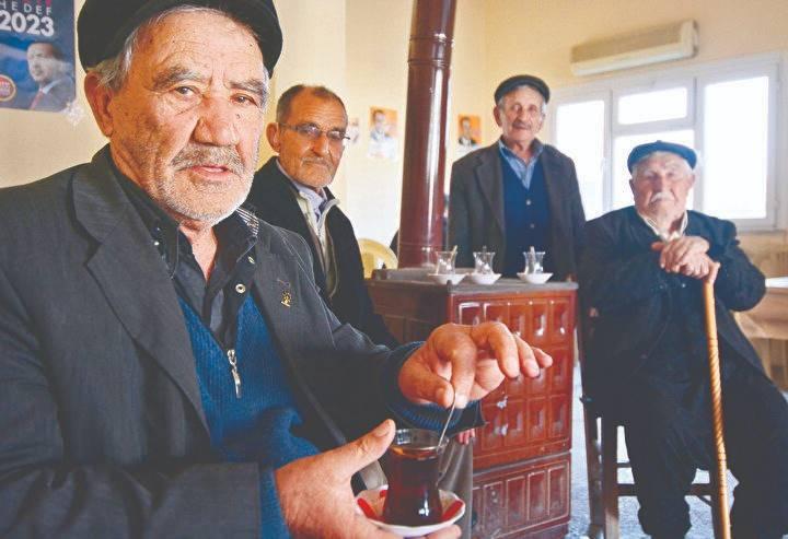 <p>Emekli aylığı hesaplanırken 2021 tüketici enflasyonu ile büyüme oranının yüzde 30'u üzerinden hesap yapılıyor. Buna göre ortalama aylık prim matrahı belirleniyor ve aylık hesaplanıyor. Hesaplanan bu aylığa da 2022 Ocak zam oranı ekleniyor. Emeklilik dilekçesi verenin aylığına Ocak ayındaki emekli zam oranı yansıtılacak.</p>