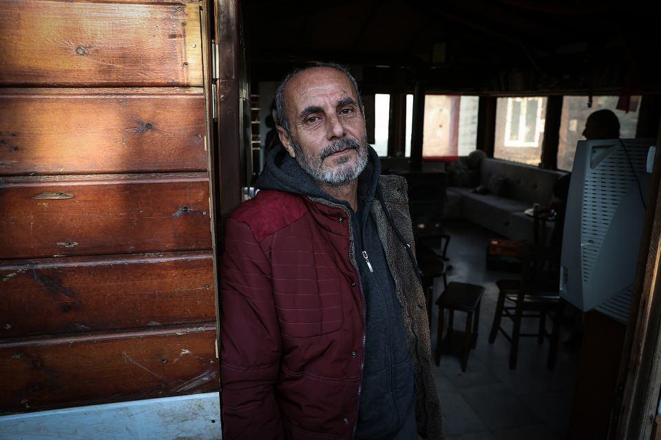 <p>- "Yaklaşık 150-200 arasında kişiye iş bulduk"</p>
<p>Gelenlerin bazılarında çalışma azmi olmadığına dikkati çeken Kır, "Emrah isminde bir arkadaş da öyleydi. Şu anda Mecidiyeköy'de kadın kuaföründe çalışıyor. Caminin önünde gelen gidene sataşıyordu. Bir arkadaşımız daha vardı. Şimdi haftanın 6 günü çalışıp 1 günü buraya geliyor. Bana 'hocam benim yapabileceğim bir şey var mı' diye soruyor. Yine elektrik işlerinden anlayan bir arkadaşımızı hayırsever yardımıyla emekli ettik. Şimdi Eyüpsultan Müftülüğü bünyesinde gönüllü olarak elektrik işlerini yapıyor. Bugüne kadar yaklaşık 150-200 arasında kişiye iş bulduk. Bu insanların evini bulması ve hayata tutunması için elimizden geleni yapıyoruz. Benim elimden 'tut' diyen insanları iş sahibi yapıyoruz. Görevimizi İŞKUR gibi yapıyor, İŞKUR gibi iş araştırıyoruz." ifadelerini kullandı.</p>
<p> </p>