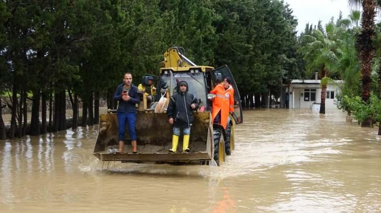 <p>Bir taraftan kepçe ve botlar yardımıyla evlerinden ayrılmak isteyen vatandaşlar tahliye edilirken, diğer taraftan gidecek yerleri olmadığı için evlerinde kalan vatandaşlara ekmek ve diğer ihtiyaçlarının dağıtımı yapıldı.</p>