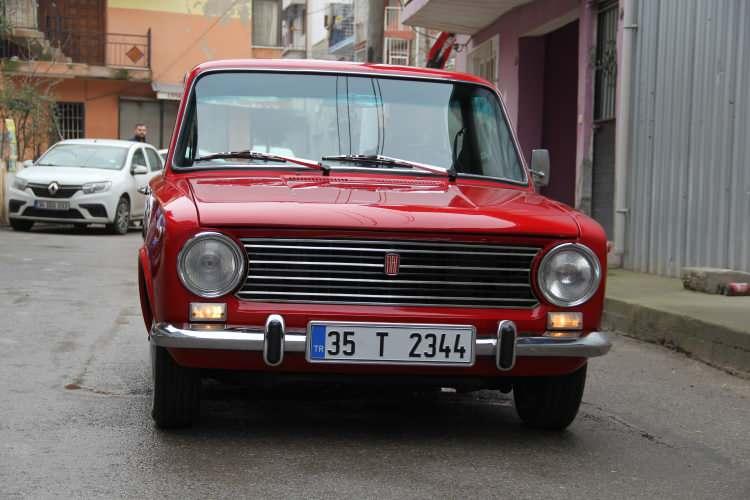 <p>İzmir'in Karabağlar ilçesinde yaşayan özel sektör çalışanı Emre Koyuncu ve uzun yıllardır kaportacılık yapan Doğan Karagöz adlı iki arkadaş, 2018 yılında 1975 model Murat 124 marka aracı hurdadan 10 bin lira vererek satın aldı.</p>
