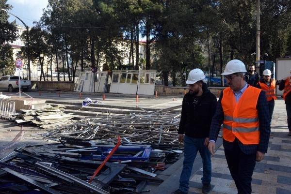 <p>"Kahramanmaraş’ımızın en merkezi caddelerinden Trabzon Caddesi'ne cepheli bu binamızın yıkım çalışmalarına başladık. Bildiğiniz gibi Çevre ve Şehircilik Bakanlığımız ile birlikte İl Özel İdare binamızın da bulunduğu bu 40 dönümlük alanda bir dönüşüm çalışması yürütüyoruz. "</p>

