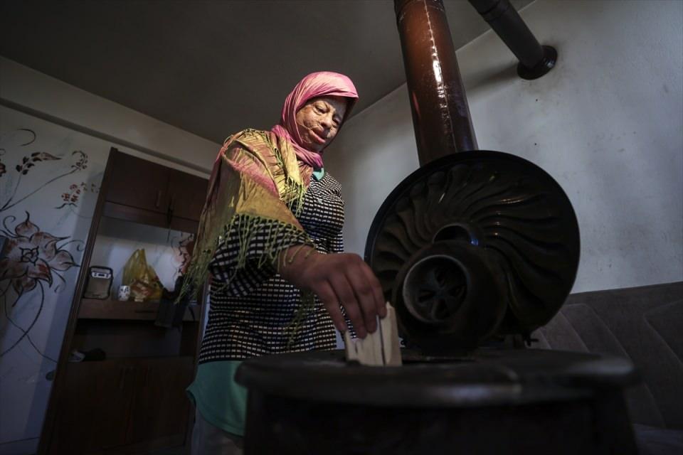<p>Emine'nin kendilerinde çok özel bir yeri olduğunu vurgulayan Aksu, "Kızımız artık gözlerini açıp kapatabiliyor, rahat yemek yiyebiliyor. Psikolojik olarak biraz daha yaşadığı travmaları unutturabilmişiz. </p>