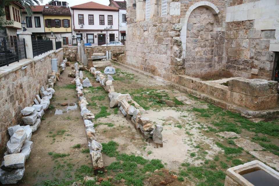 <p><strong>AVLUSU DA AÇIK HAVA MÜZESİ</strong></p>
<p>Beden duvarının 39 santimetre kayıkken, sökülüp yeniden örüldüğünü, derz aralarında küçük tuğla parçalarını bile numaralandırıp aynı yere koyduklarını dile getiren Vakıflar Bölge Müdürü Coşar, “Şu an bakıldığında hiçbir ayrım görülemez. </p>