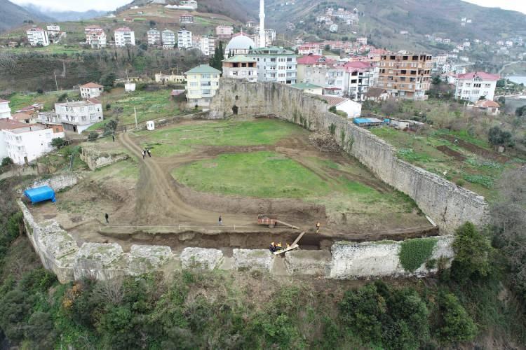 <p>O dönemde yapılan kazı çalışmalarında 4 iskelet, kemik parçaları, toprak kaplar, bronz çiviler ve Bizans seramiği parçaları bulundu. Moloz ve kesme taştan yapılmış olan kalenin büyük bölümü yıkılmasına rağmen ana gövdesi günümüze kadar ulaşırken, son yıllarda kale tarım arazisi ve çocukların oyun sahası olarak kullanılıyordu.</p>
