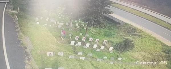<p>Ekipler, mezarlığı gören alana güvenlik kamerası yerleştirilerek takibe aldı. Önceki gün yine mezarlıktan mezar taşı çalındı. Polisin güvenlik kamerası kayıtlarında yaptığı incelemede, şüphelinin I.B. olduğu tespit edildi. </p>
