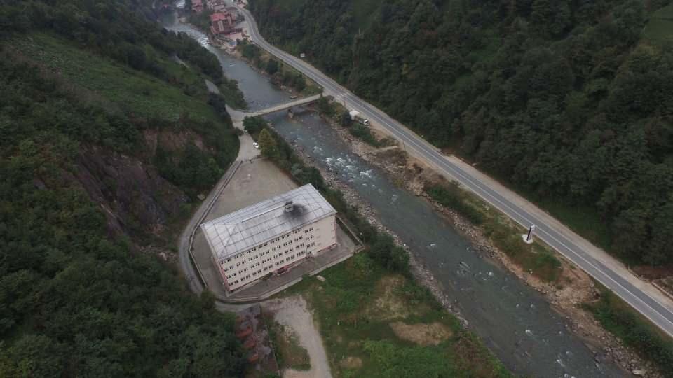 <p>Demir ağların üzeri de betonla kaplanarak, kaya düşmeleri engellenmeye çalışılıyor. Çalışmanın tamamlanmasıyla okul yeniden eğitim-öğretime açılacak.</p>
<p> </p>