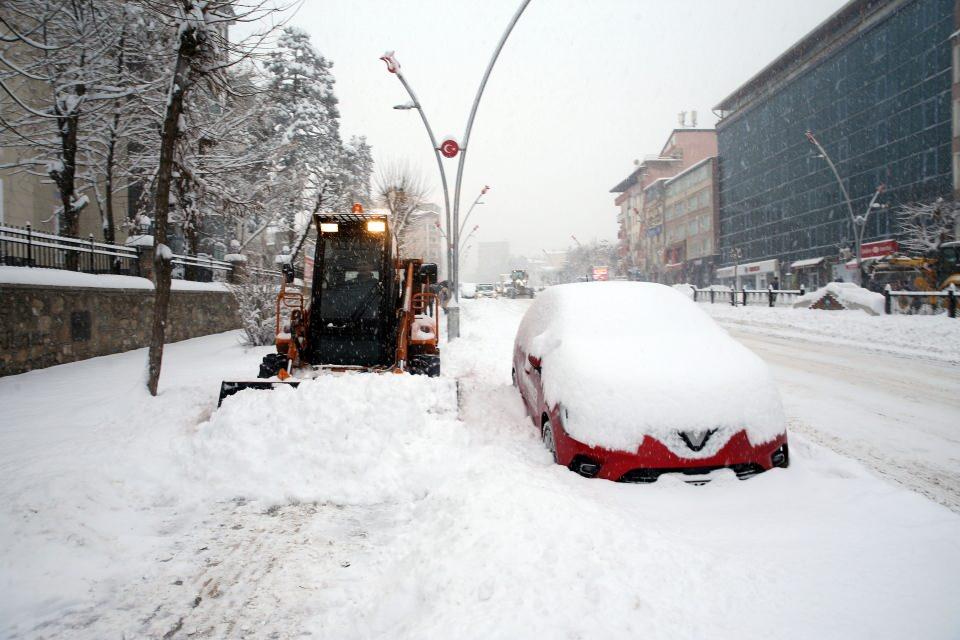 <p>Sabah bazı vatandaşlar, karla kaplanan araçlarının üzerini temizledi.</p>
