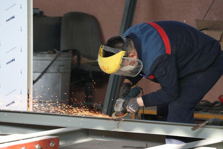 <p>Teknolojik tıbbi cihazlarla donatılan seyyar sahra hastanesi Türk Silahlı Kuvvetlerinin yurt içinde ve sınır ötesi harekatlarında sevk edildiği yere 30 dakika içerisinde kurulup hasta ve yaralılara anında müdahale edebilecek imkan ve kabiliyete sahip olacak şekilde tasarlanmıştır."</p>
<p> </p>