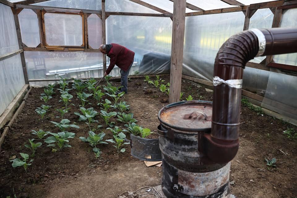 <p>AA muhabirine açıklamada bulunan Kır, 2006'da göreve başladıktan sonra camiden eve giderken yolda gençlerin, önünü kestiğini ve kendisinden çorba parası istediğini söyledi.</p>
<p> </p>