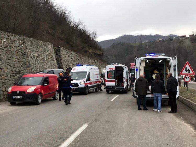 <p>İlk müdahalede Hüseyin Erzurumlu'nun kalp krizi geçirdiğini belirleyen sağlık ekibi, sürücü ve kazada yaralanan 11 yolcuyu ambulanslarla çevredeki hastanelere kaldırdı.</p>
