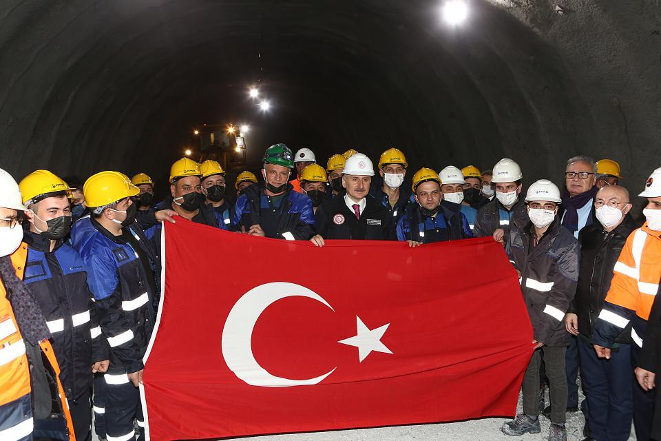 <p>Bakan Karaismailoğlu, yaptığı konuşmada, Türkiye'nin ve Avrupa'nın en uzun, dünyanın ise üçüncü en uzun çift tüp kara yolu tüneli olacak Zigana Tüneli'nde, kazı çalışmalarını tamamlayarak, çok önemli bir aşamayı daha geride bıraktıklarını ifade etti.</p>

<p> </p>

