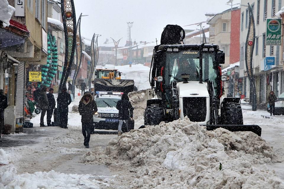 <p>Karlıova Belediyesi Personel Şefi Önder Bingöl, günlük 100 kamyona yakın karı ilçe dışına taşıdıklarını belirtti.</p>

<p> </p>
