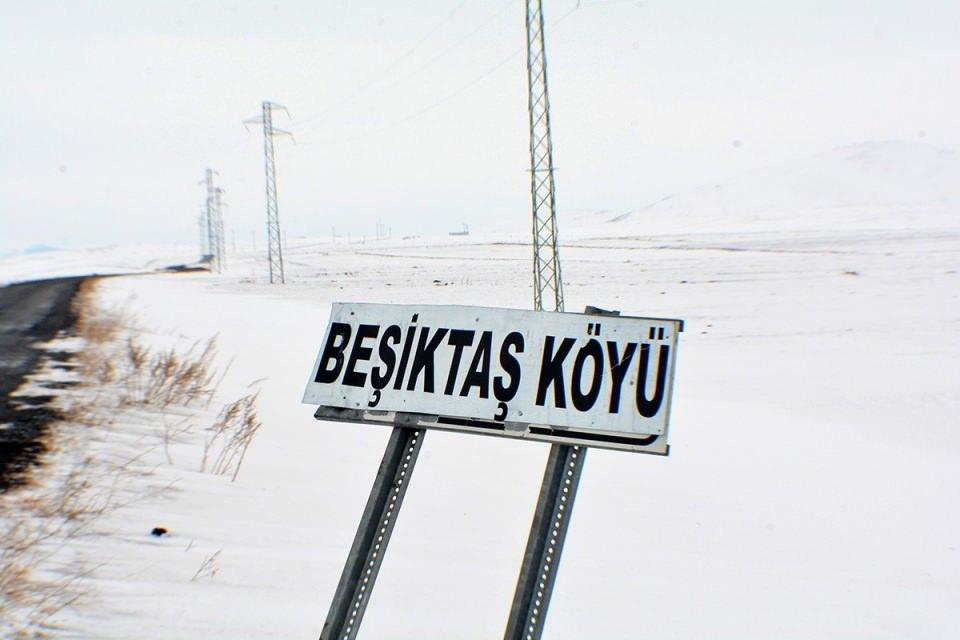 <p>Aracın gidebildiği yere kadar giden sağlık ekipleri yolun geri kalanını kilolarca ağırlıktaki çantalarla yürüyor. </p>