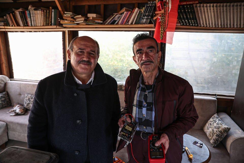 <p>- "Hocamızı iyi ki tanımışım"</p>
<p>56 yaşındaki Mehmet Aytaç da daha önce sokakta yaşadığını, sıkıntılar çektiğini, büyükşehir belediyesinin katkısıyla Emin Kır'a geldiğini belirtti.</p>
<p>Kır'ın çabalarıyla hayata tutunduğunu ve çalışmaya başladığını ifade eden Aytaç, şöyle konuştu:</p>
<p>"Hocamın yönlendirmesiyle Sosyal Güvenlik Kurumundan geldiler ve bizi de emekli ettiler. Ardından hocam bana benzin istasyonunda iş buldu ve orada çalışıyorum. Hocamızı iyi ki tanımışım. Geldiğimde rahatsızdım, beni tedavi ettirdiler. Hocamın çok büyük katkıları var. Şimdi bir ev tutacağım inşallah. Hayatıma devam etmeye çalışacağım."</p>